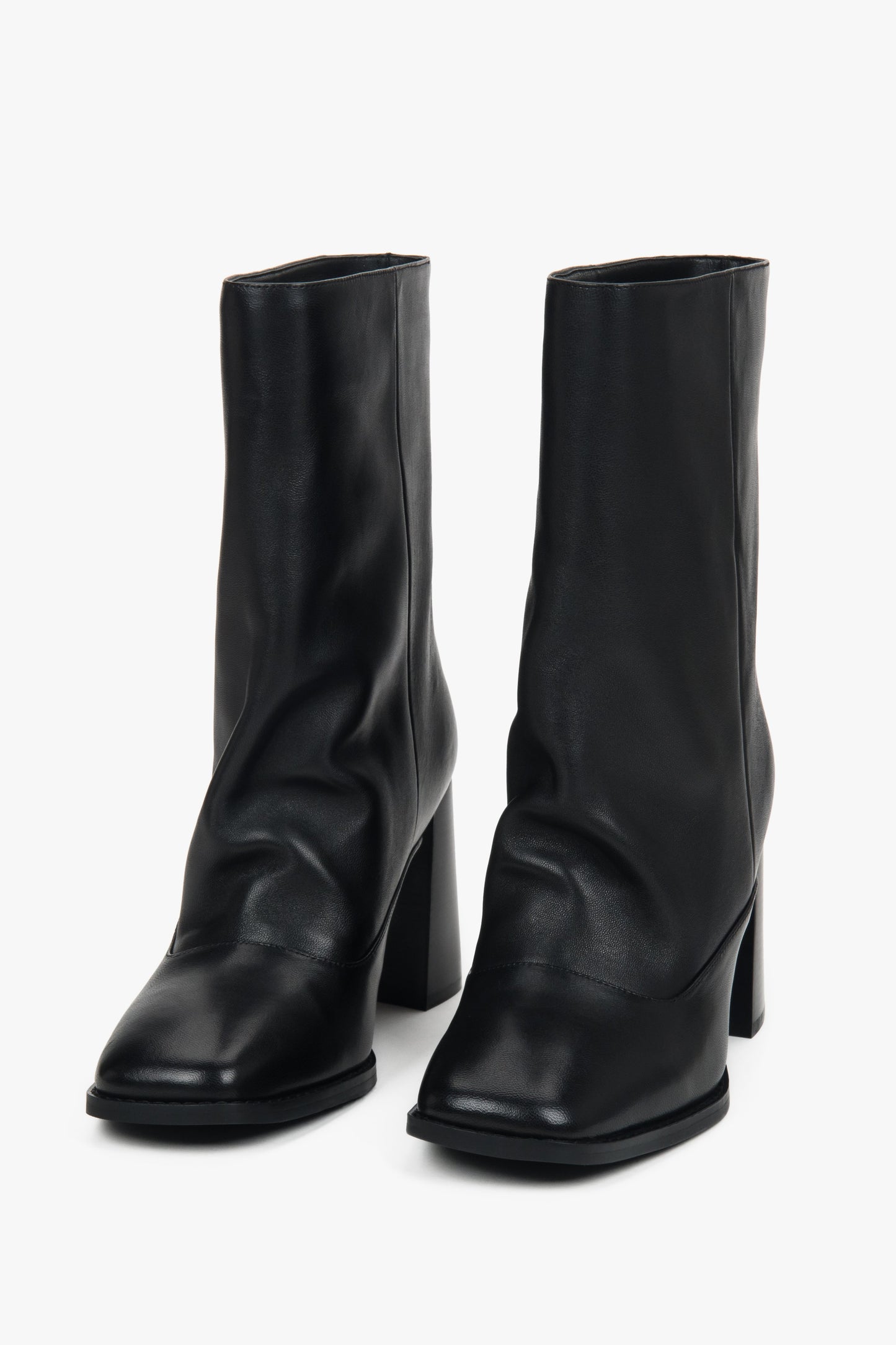 Frontale Schrägansicht des Stiefeletten-Paares aus glattem Echtleder