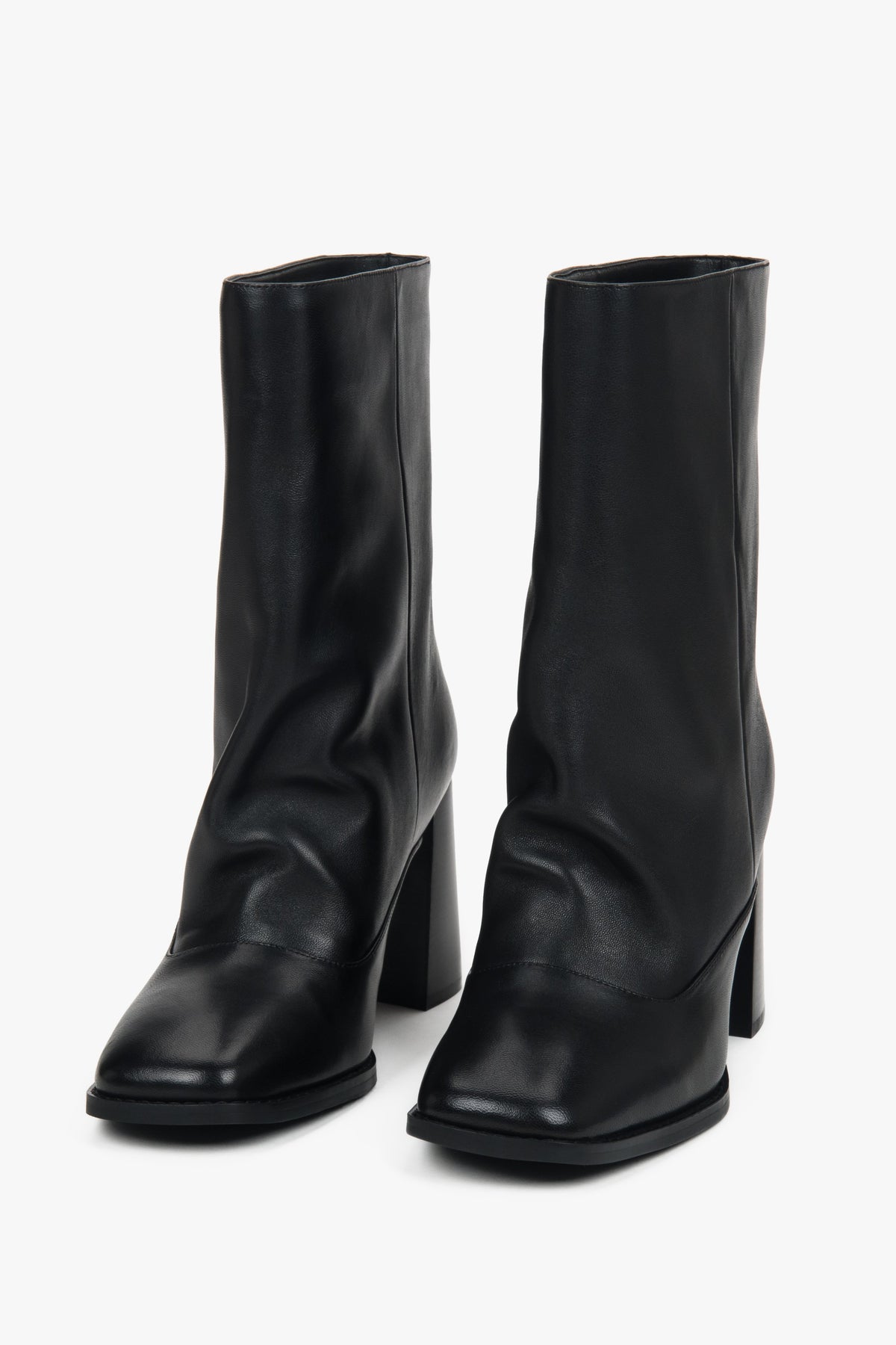 Frontale Schrägansicht des Stiefeletten-Paares aus glattem Echtleder