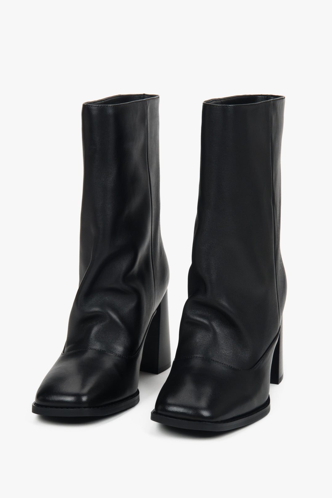 Frontale Schrägansicht des Stiefeletten-Paares aus glattem Echtleder
