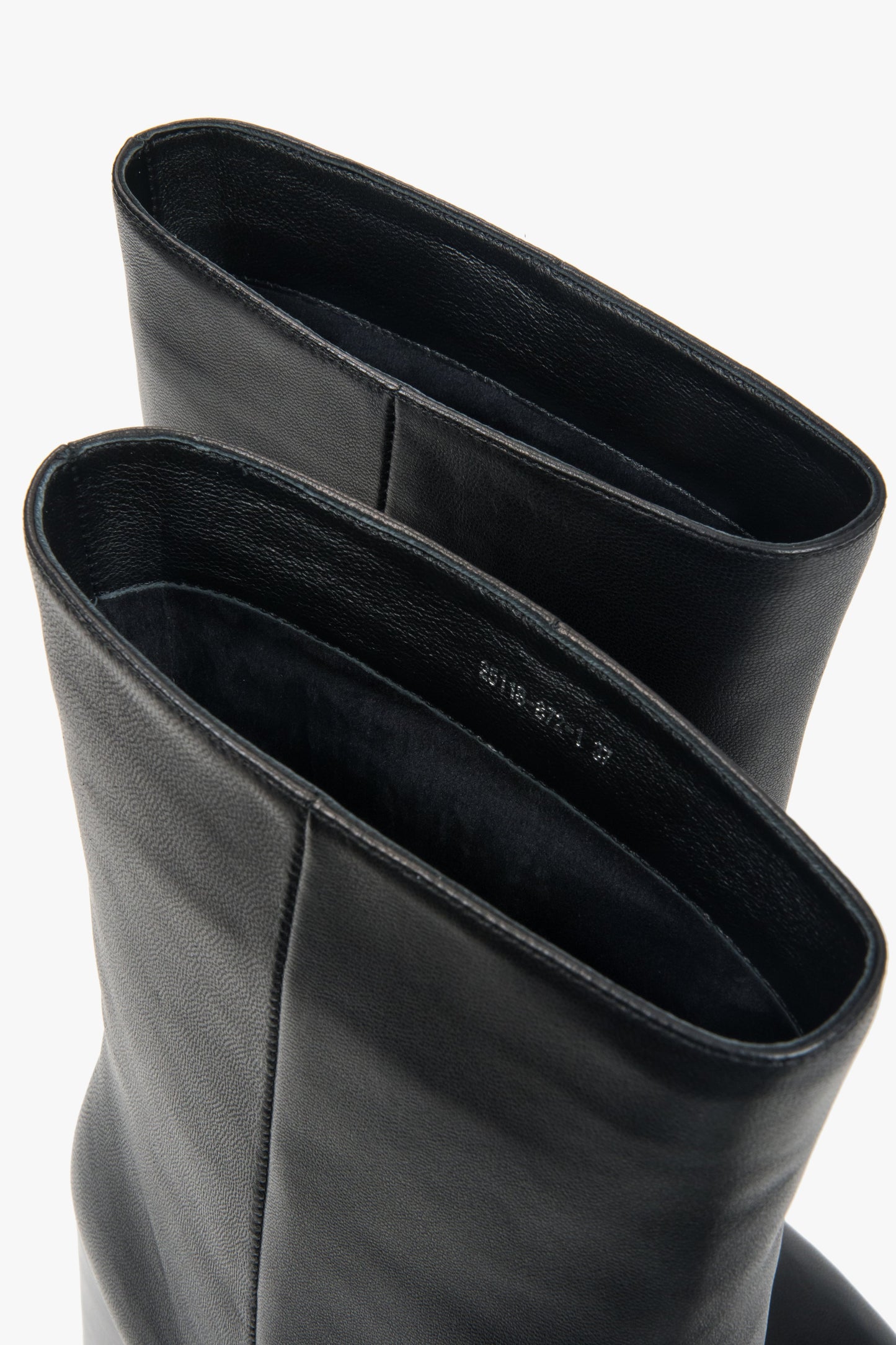 Nahaufnahme der Schaftöffnung von oben zur Veranschaulichung des bequemen Slip-On-Designs