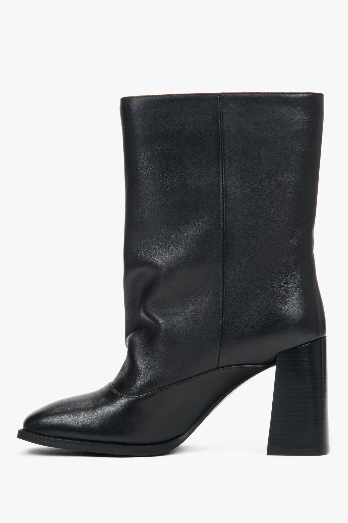 Flache Profilansicht der Außenseite der schwarzen Slip-On-Stiefelette mit 9 cm Blockabsatz