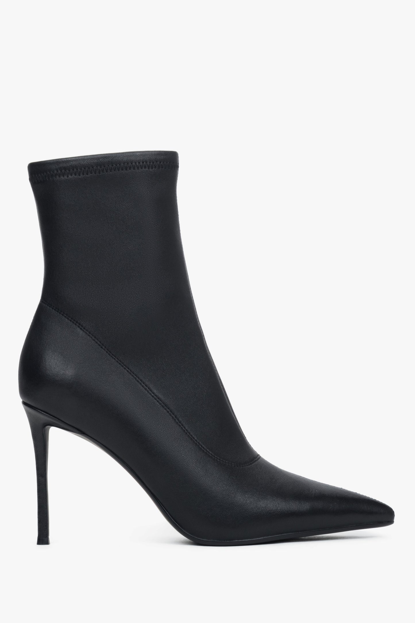 Flache Profilansicht der Außenseite der schwarzen Stiefelette mit elastischem Schaft und Stiletto-Absatz 