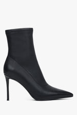 Flache Profilansicht der Außenseite der schwarzen Stiefelette mit elastischem Schaft und Stiletto-Absatz 
