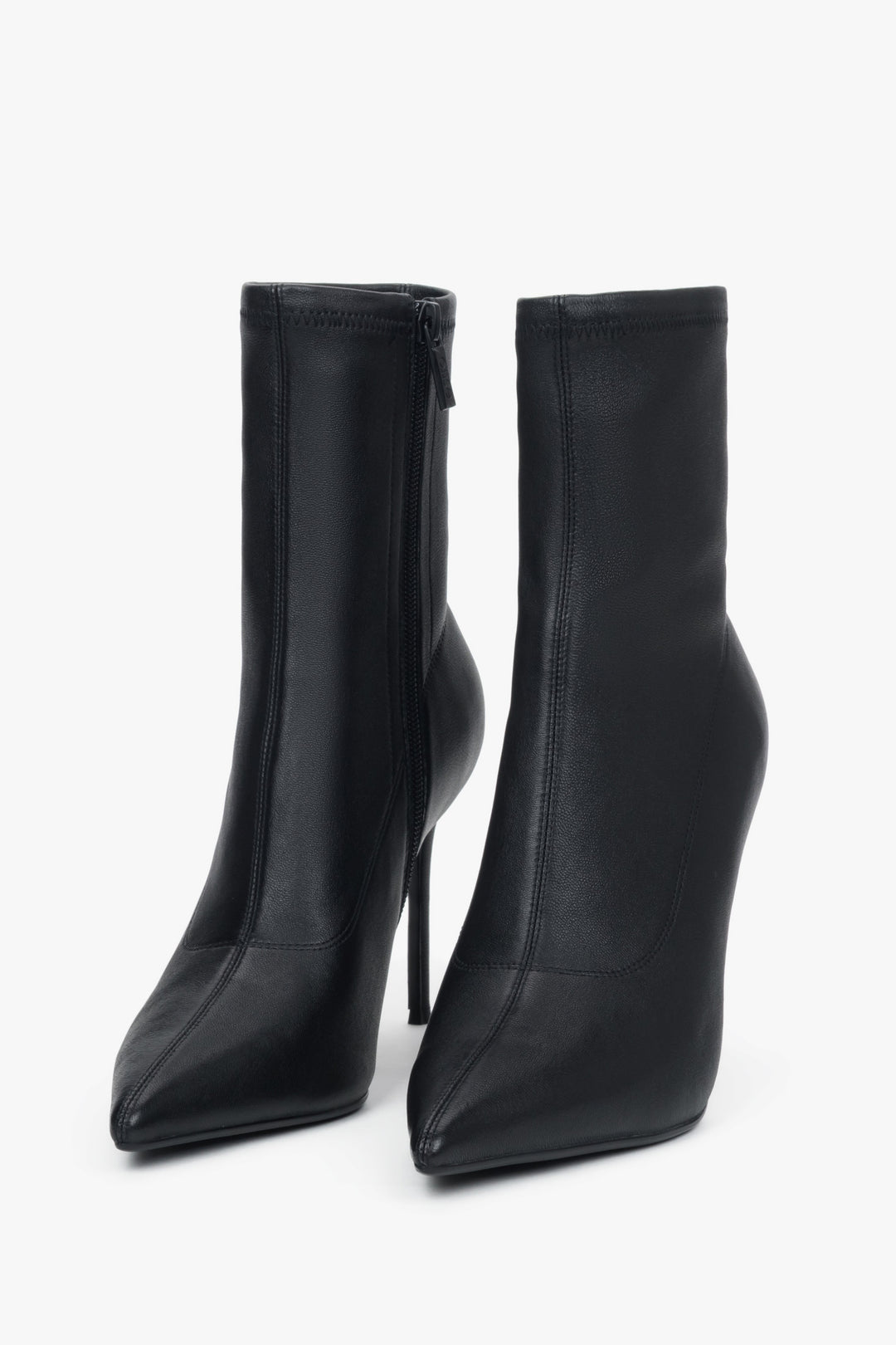 Frontale Schrägansicht des Paares, die das elegante, cleane Design der schwarzen Stiletto-Stiefeletten zeigt