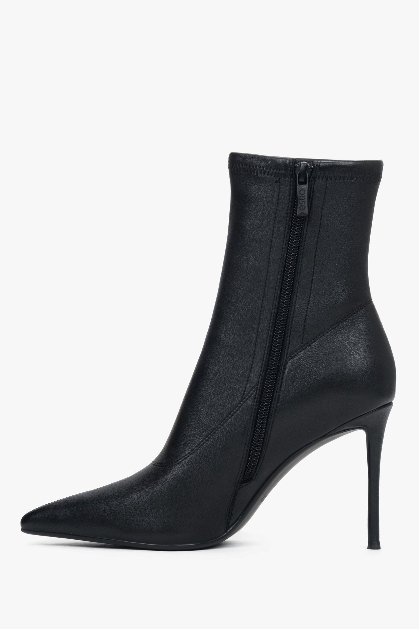 Flache Profilansicht der Innenseite der Stiefelette mit sichtbarem Reißverschluss 