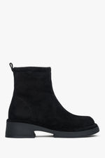 Profilansicht der schwarzen Damen-Stiefeletten aus Natur-Velours mit Blockabsatz