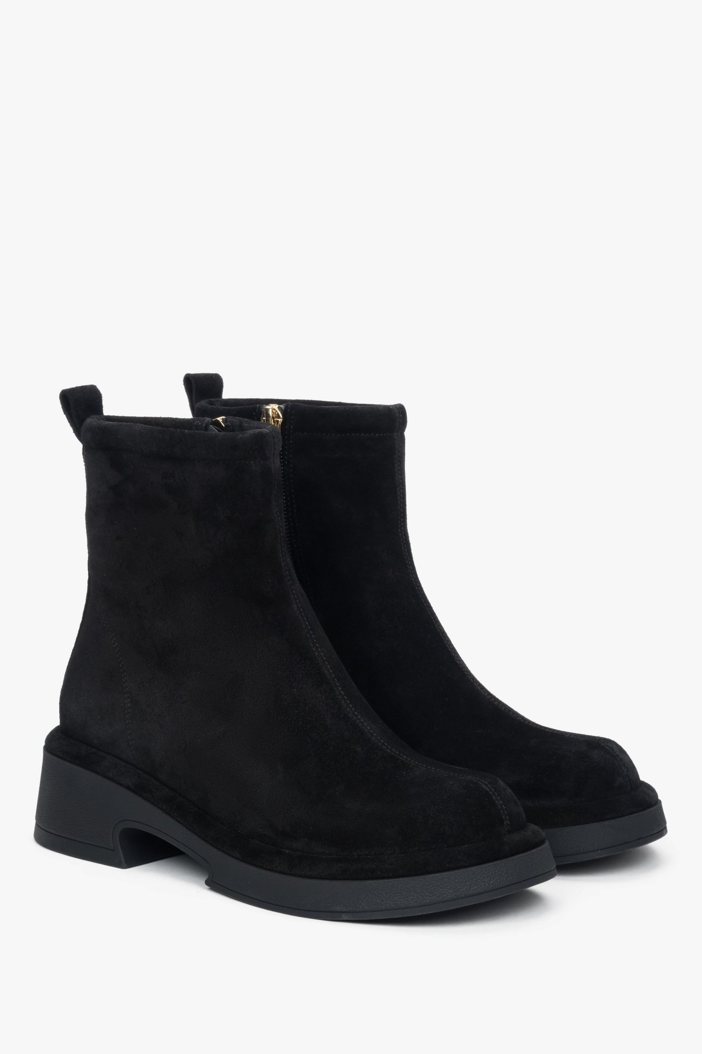 Schrägansicht des eleganten Stiefeletten-Paares zur Veranschaulichung der weichen Silhouette