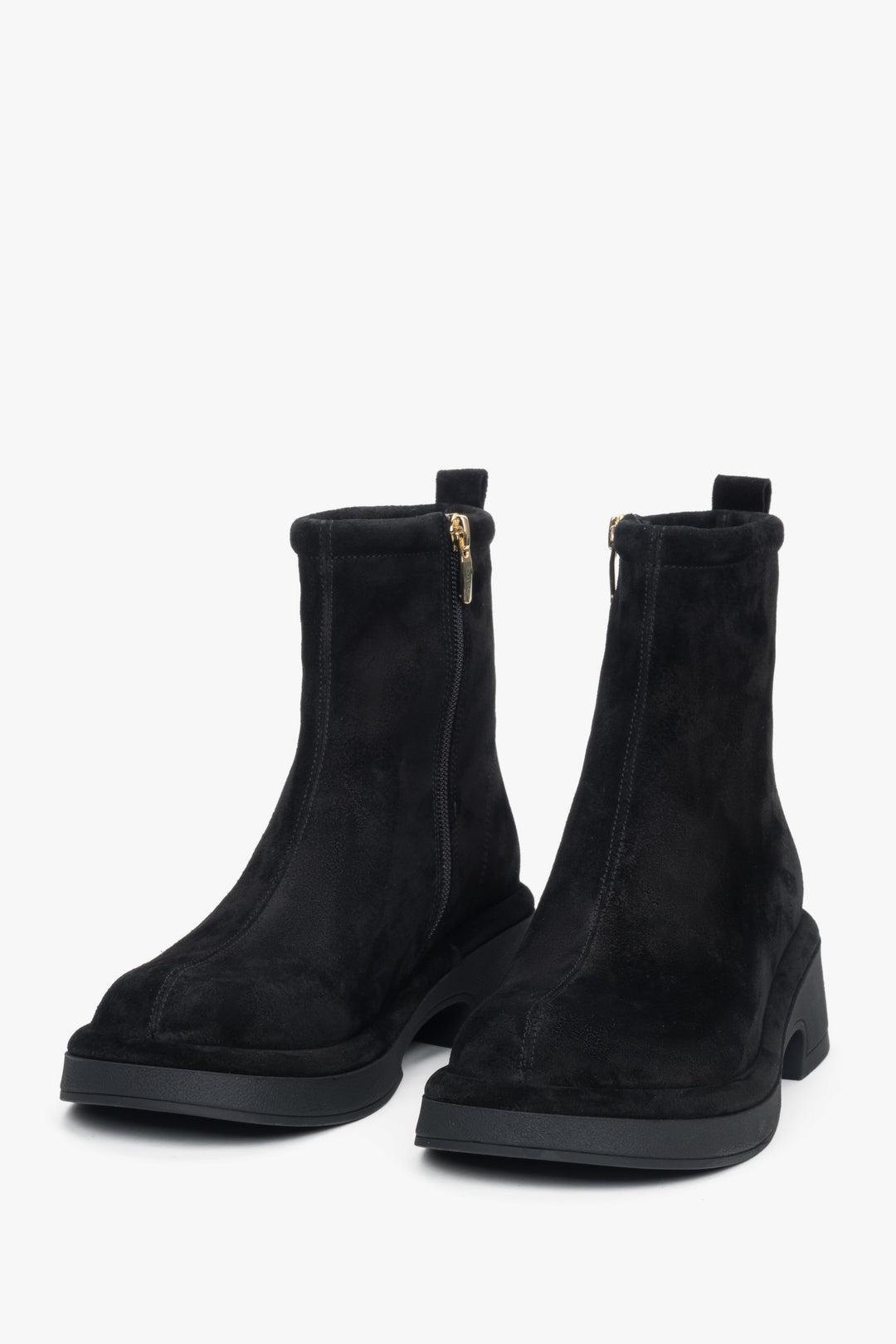 Frontale Schrägansicht der schwarzen Velours-Boots mit weichem Schaft