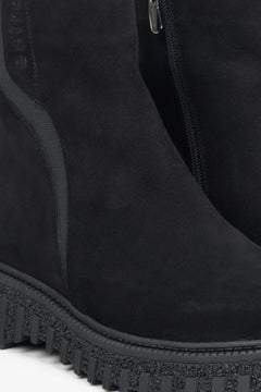 Nahaufnahme des vertikalen elastischen Einsatzes am Schaft der schwarzen Boots