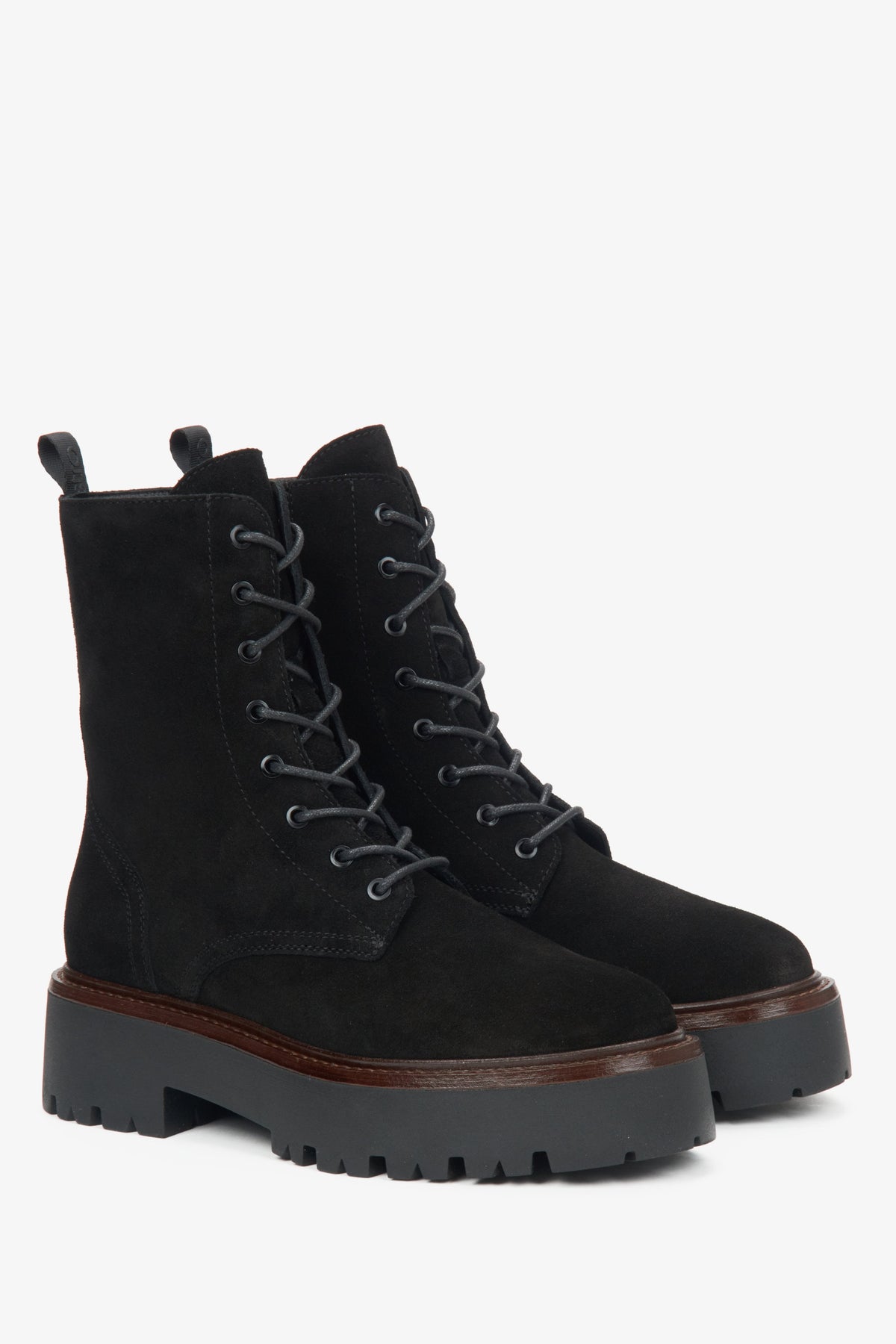 Schräge Frontalansicht der schwarzen Schnürstiefeletten aus italienischem Leder