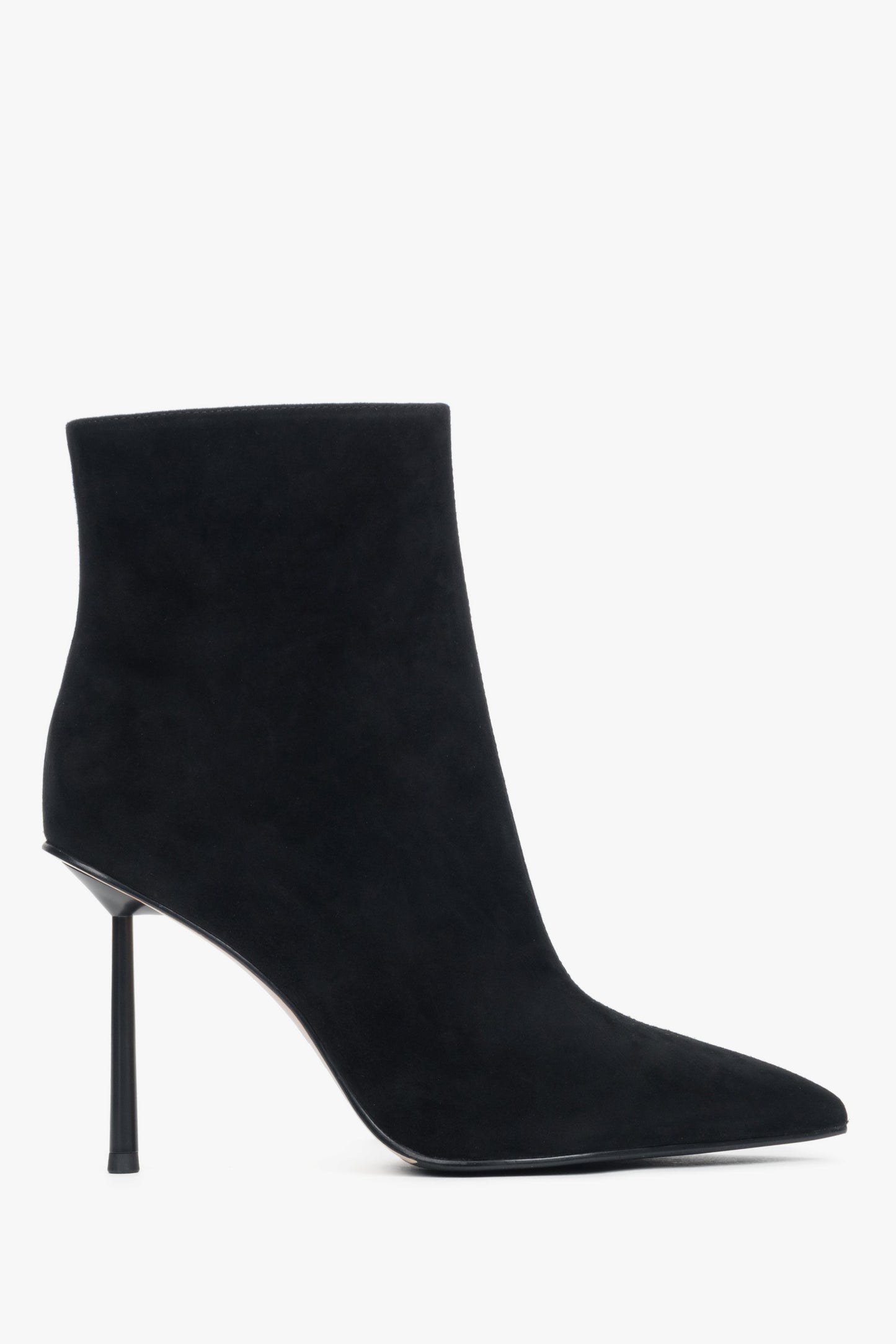 Flache Seitenansicht der schwarzen Velours-Stiefelette mit Stiletto-Absatz 