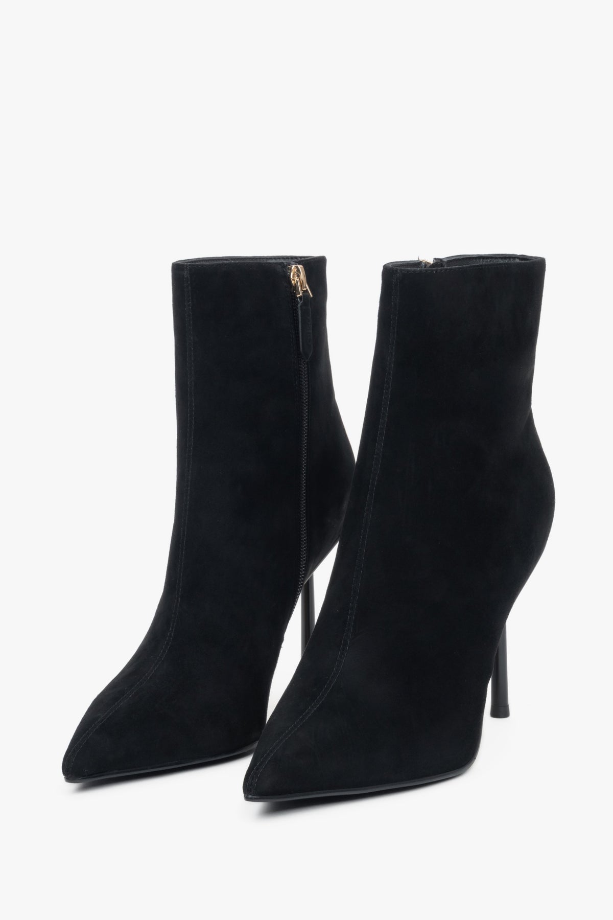Frontale Schrägansicht der eleganten schwarzen Velours-Stiefeletten 
