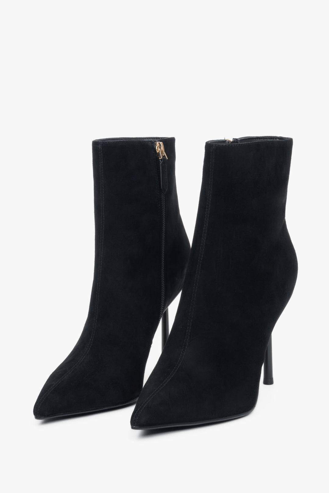 Frontale Schrägansicht der eleganten schwarzen Velours-Stiefeletten 