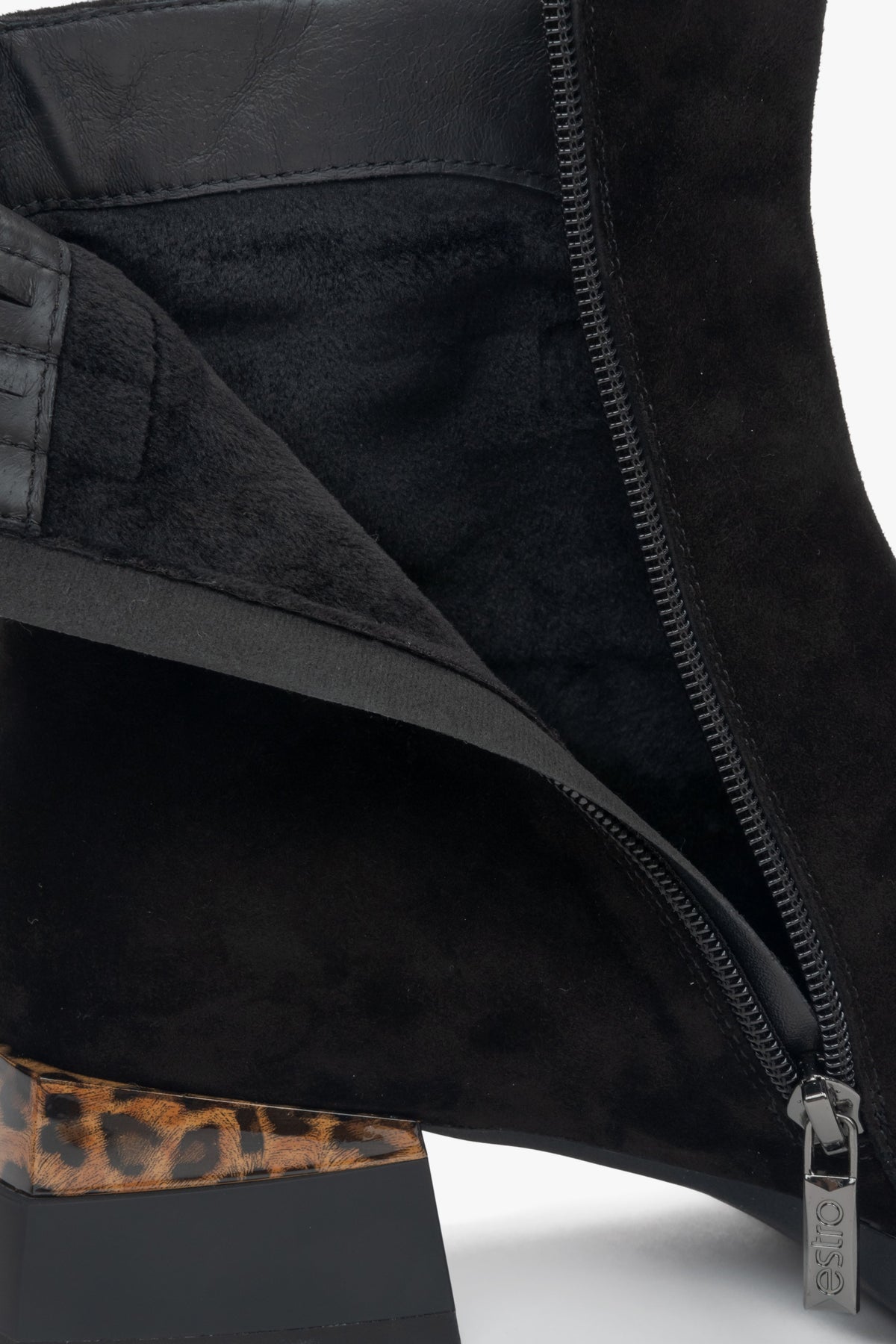 Schwarze Damen-Stiefeletten aus Velours – Nahaufnahme des gefütterten Innenraums.