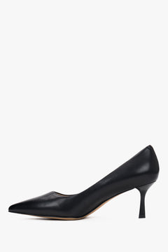 Klassisches, sauberes Seitenprofil des linken Stilettos mit gummierter Sohle für sicheren Halt 