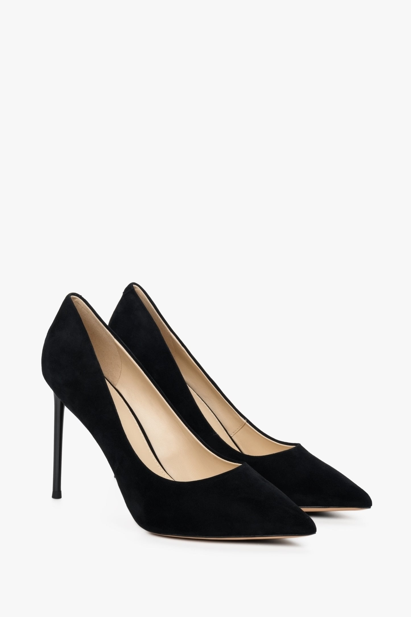 Schwarze Veloursleder-Pumps für Damen in schräger Ansicht
