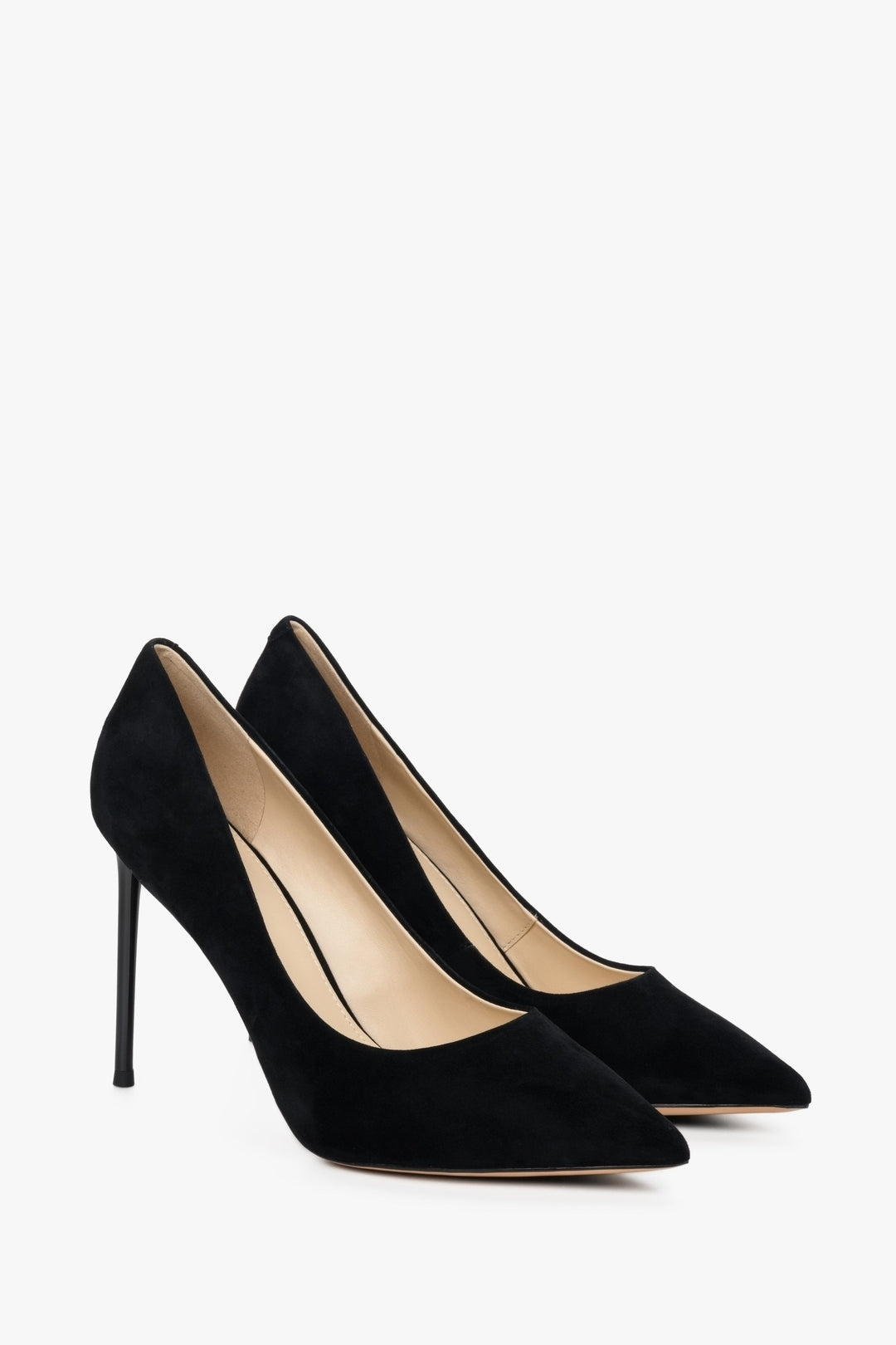 Schwarze Veloursleder-Pumps für Damen in schräger Ansicht