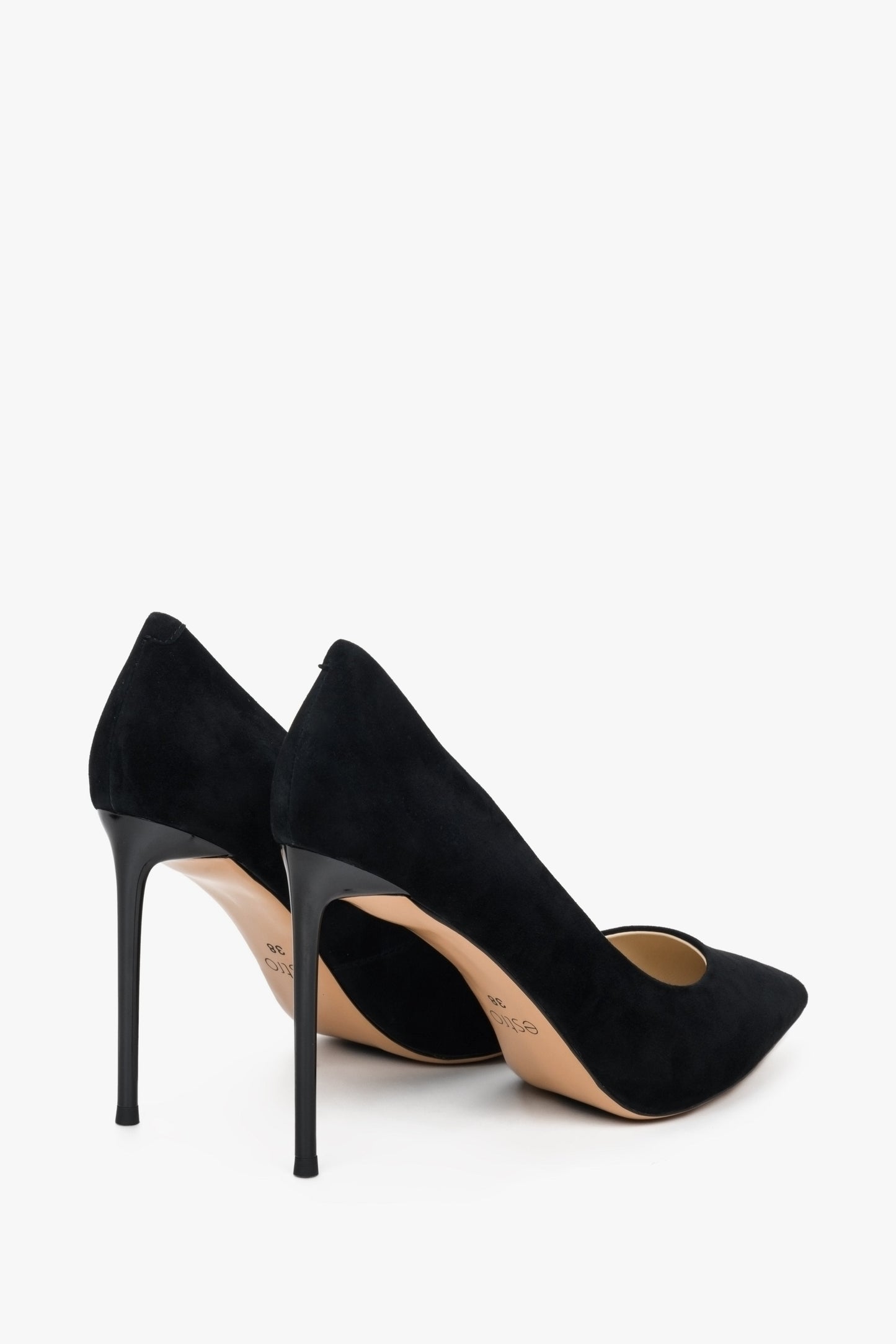 Schwarze Damen-Stilettos in schräger Perspektive