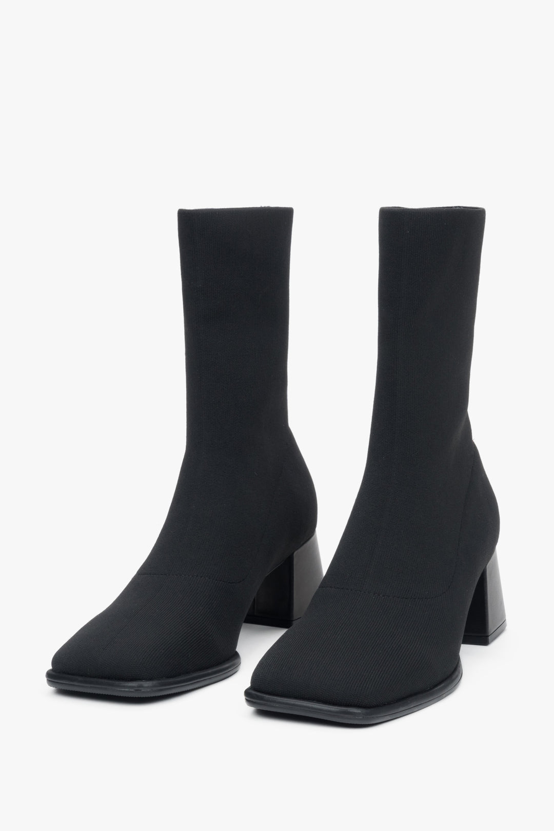 Damen-Stiefeletten in Schwarz mit niedrigem Absatz und weichem Schaft von Estro.
