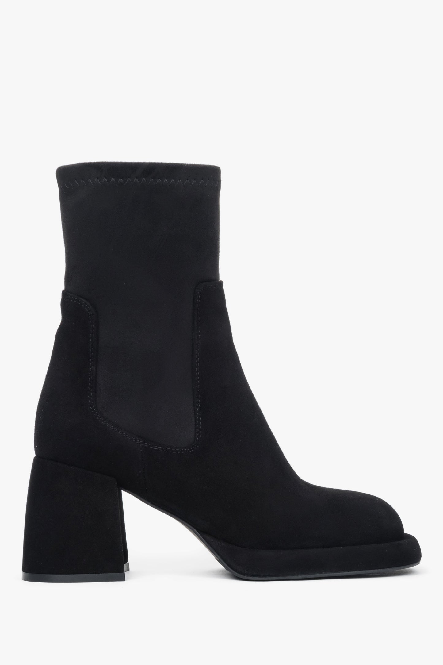 Profilansicht der schwarzen Damen-Stiefeletten aus Velours mit Blockabsatz und Stretch-Schaft