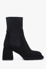 Profilansicht der schwarzen Damen-Stiefeletten aus Velours mit Blockabsatz und Stretch-Schaft