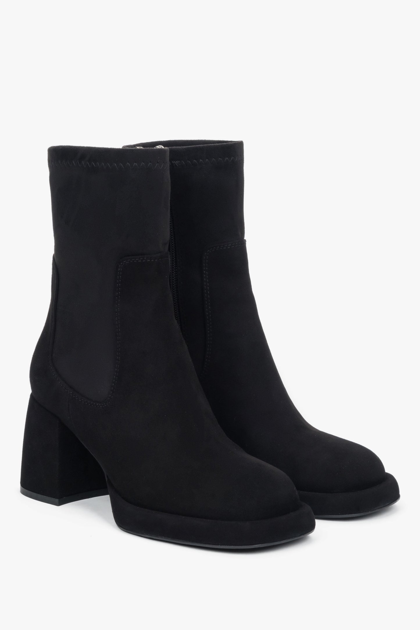 Schrägansicht des eleganten Stiefeletten-Paares zur Veranschaulichung der schlanken Form