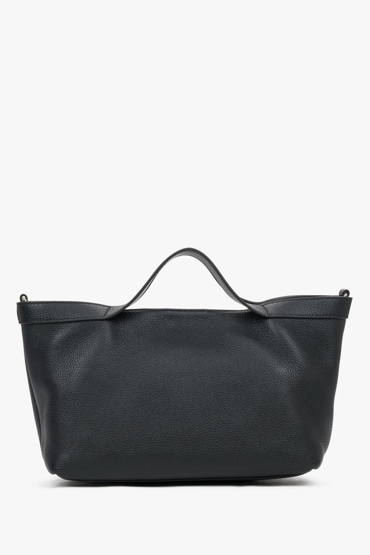 Flache Frontansicht der schwarzen Ledertasche in eleganter, horizontaler Form 