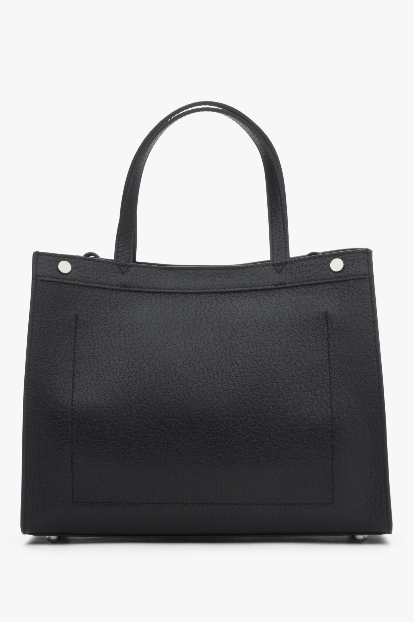 Seitenansicht der kompakten Leder-Tote-Bag mit den silbernen Riemenbefestigungen.