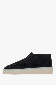 Seitenansicht der gefütterten schwarzen Damen-Slip-on-Schuhe