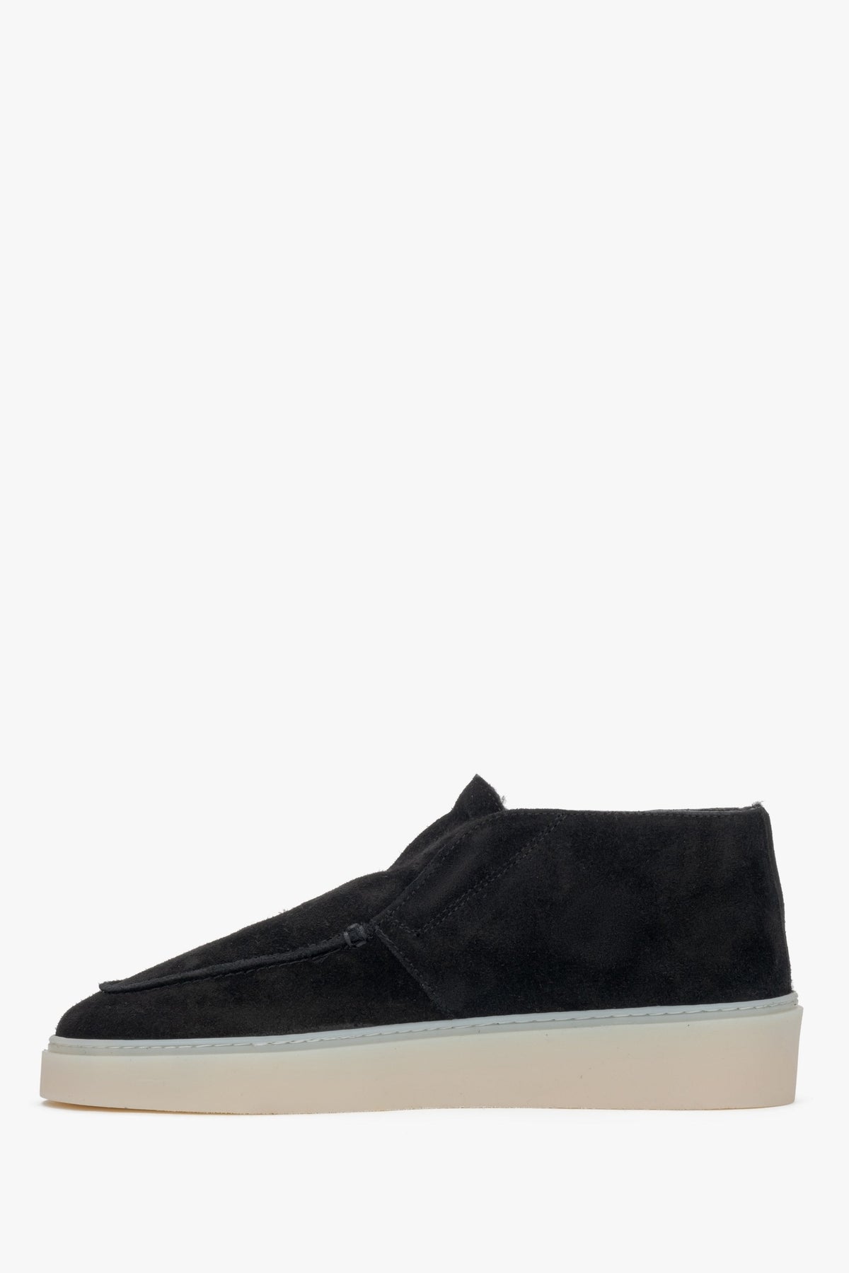 Seitenansicht der gefütterten schwarzen Damen-Slip-on-Schuhe