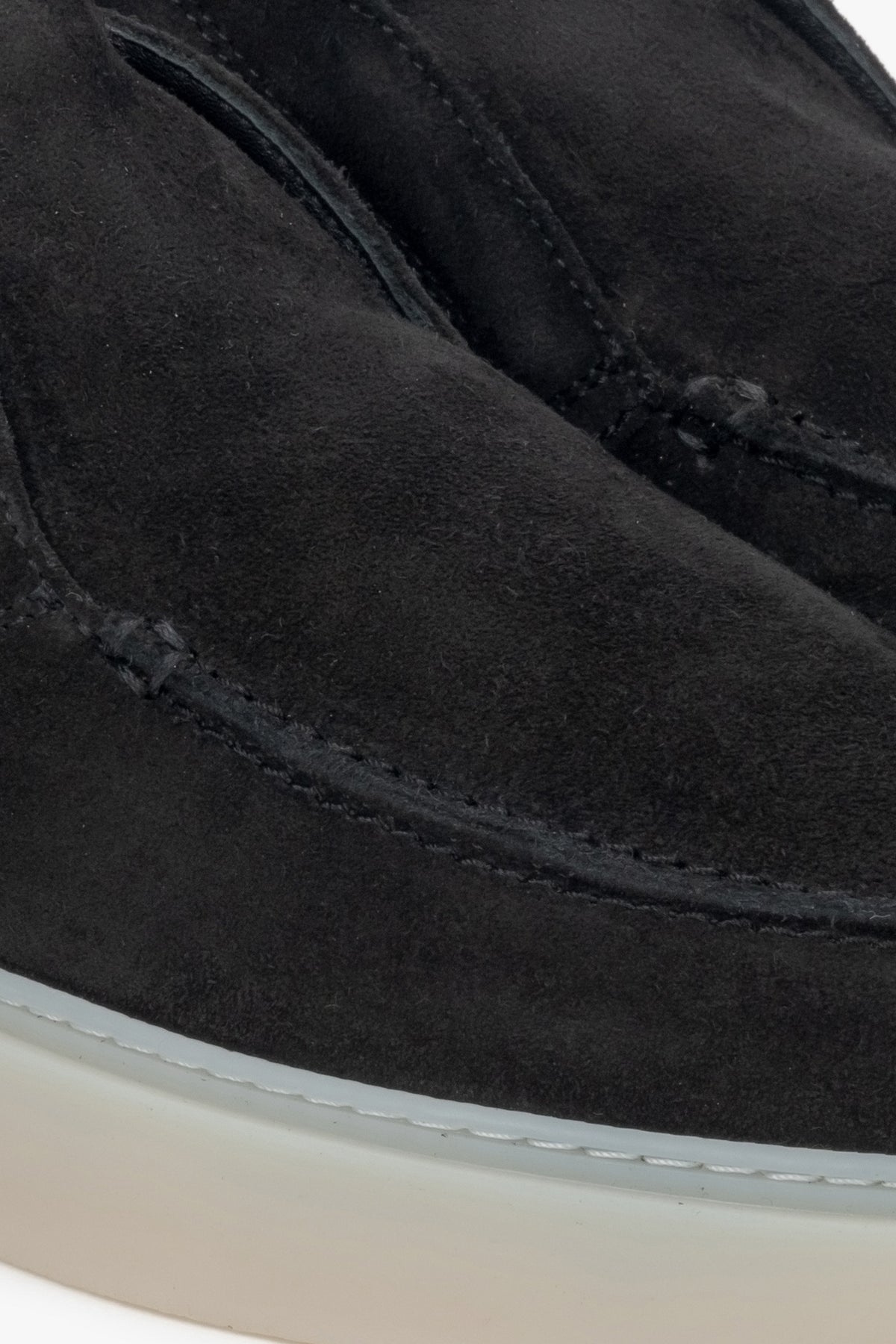 Nahaufnahme der Mokassin-Spitze aus schwarzem Premium-Velours