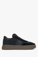 Flache Seitenansicht des schwarzen Damen-Winter-Sneakers mit brauner Gummisohle