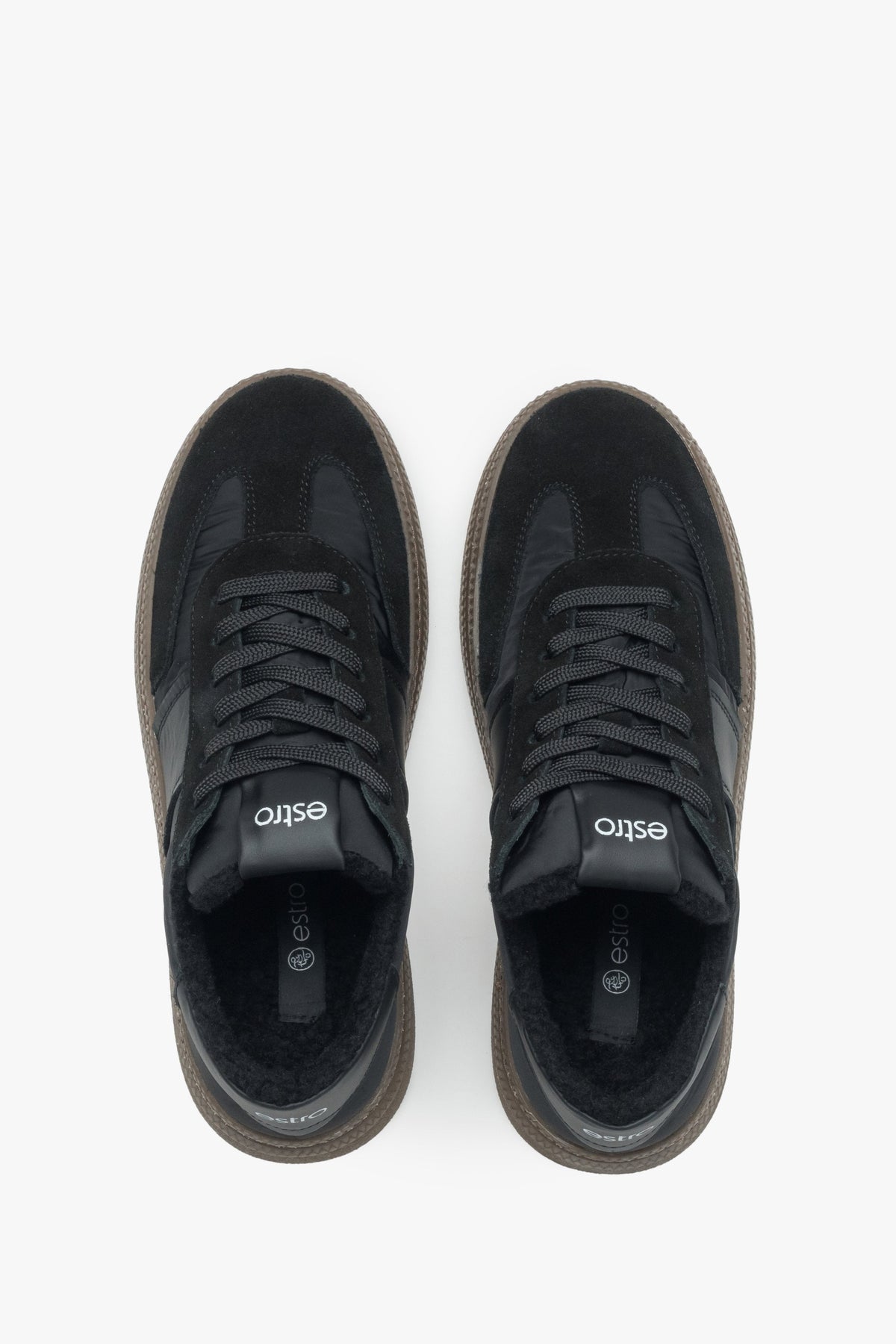 Draufsicht direkt von oben auf die schwarzen Sneaker und das warme Kunstfell-Futter