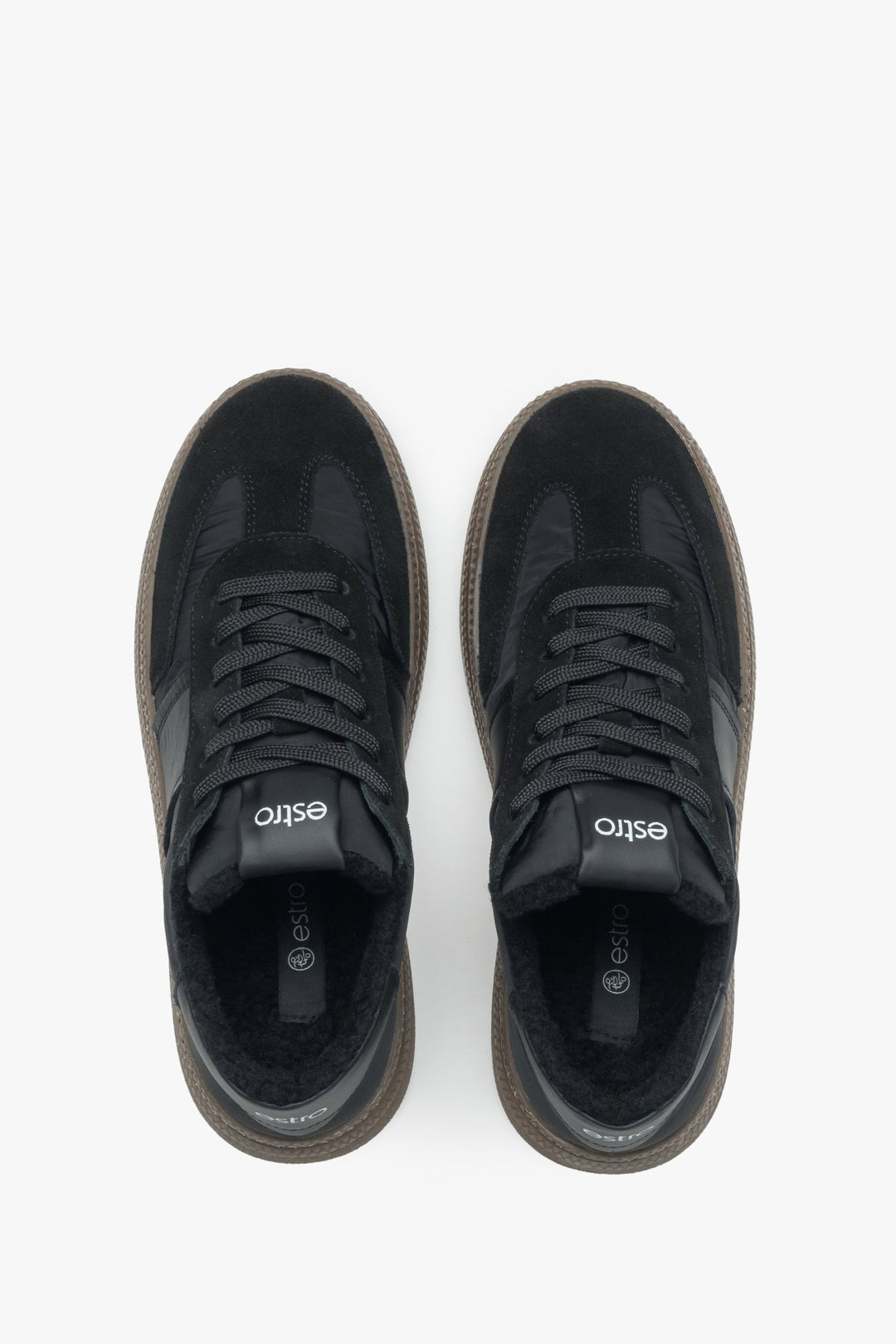 Draufsicht direkt von oben auf die schwarzen Sneaker und das warme Kunstfell-Futter