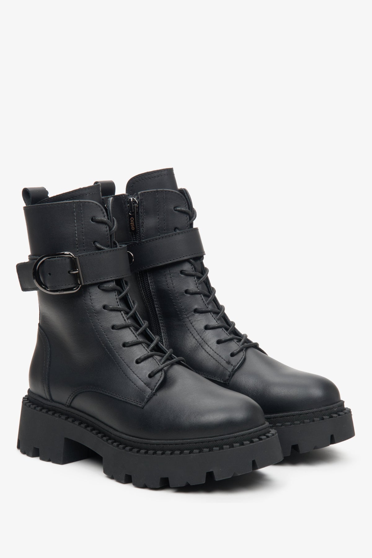 Schräge Frontalansicht der schwarzen Schnür-Stiefeletten mit Zierriemen