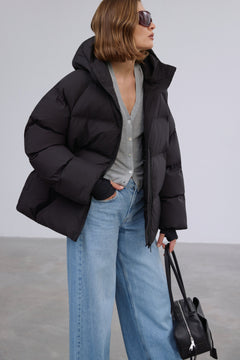 Leicht schräge Ansicht der schwarzen Oversize-Winterjacke