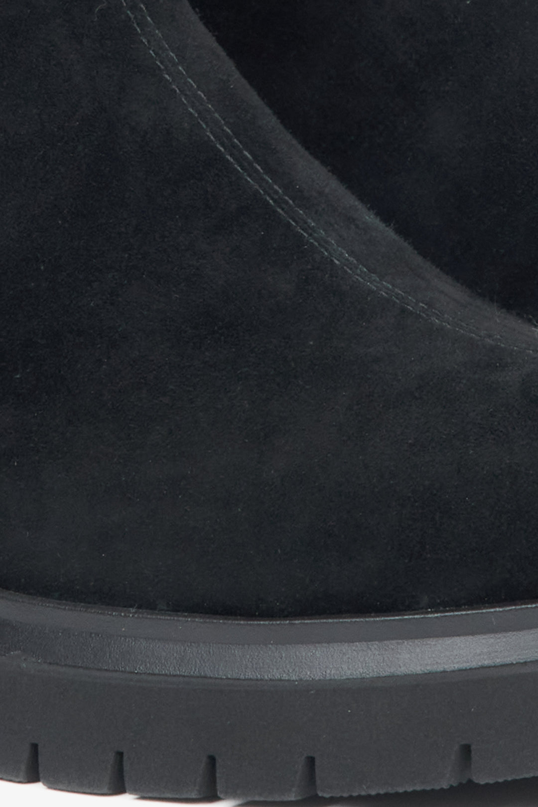 Damen-Stiefeletten aus schwarzem Velours – Details.