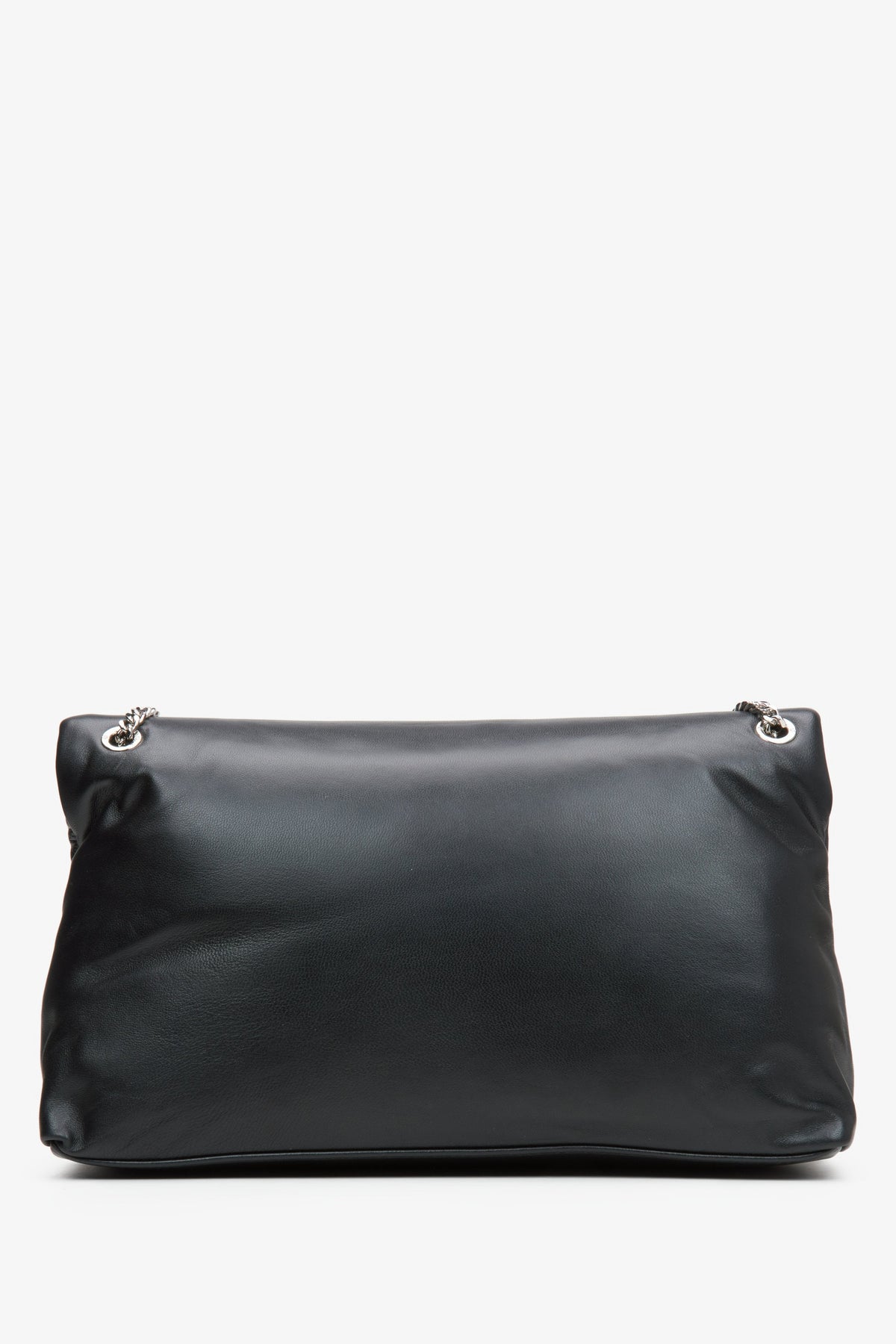 Praktische schwarze Damenhandtasche mit Kettenriemen – Rückansicht.