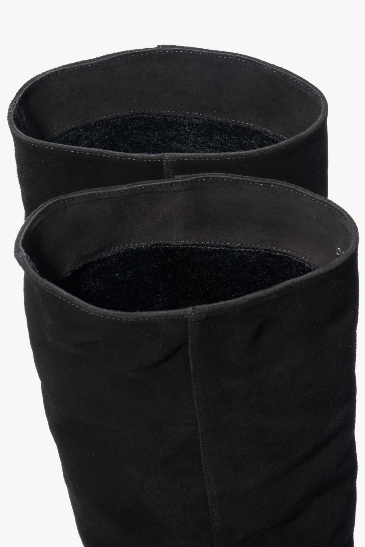 Blick von oben in den weiten Schaft, der das wärmende Flanellfutter im Inneren der Stiefel zeigt 
