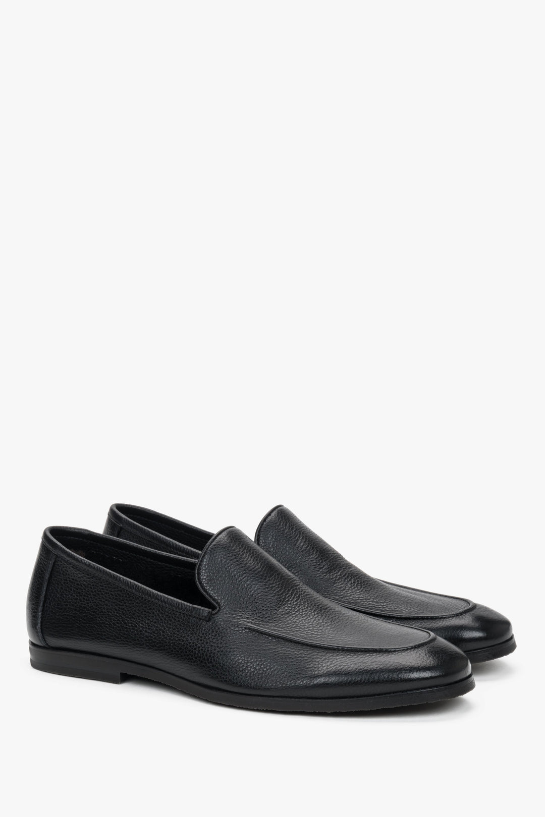 Schräge Seitenansicht der schwarzen eleganten Herren-Loafer aus Echtleder.