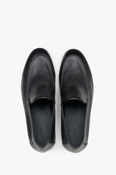 Draufsicht auf das Paar eleganter Herren-Loafer aus Echtleder in Schwarz.
