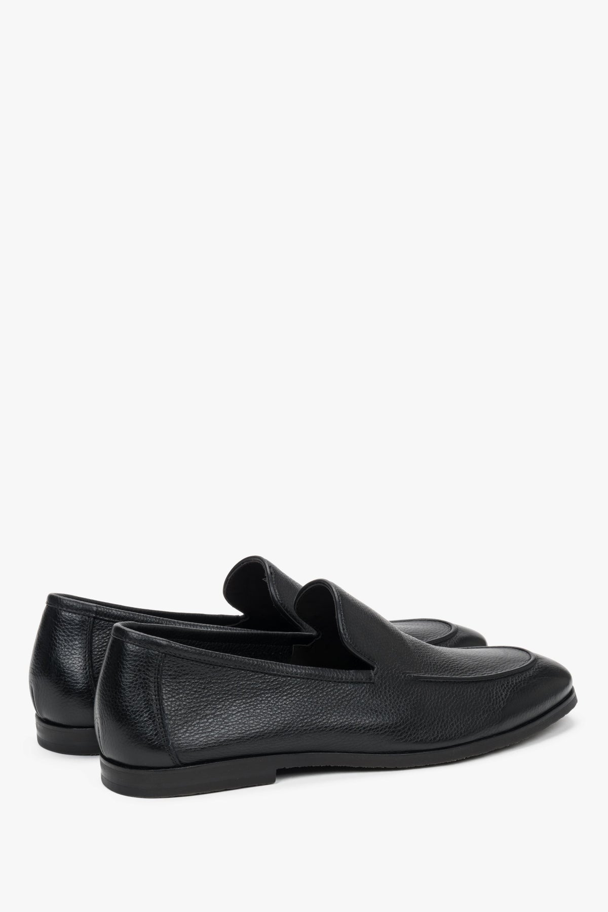 Rückwärtige Seitenansicht der flachen schwarzen Herren-Loafer.
