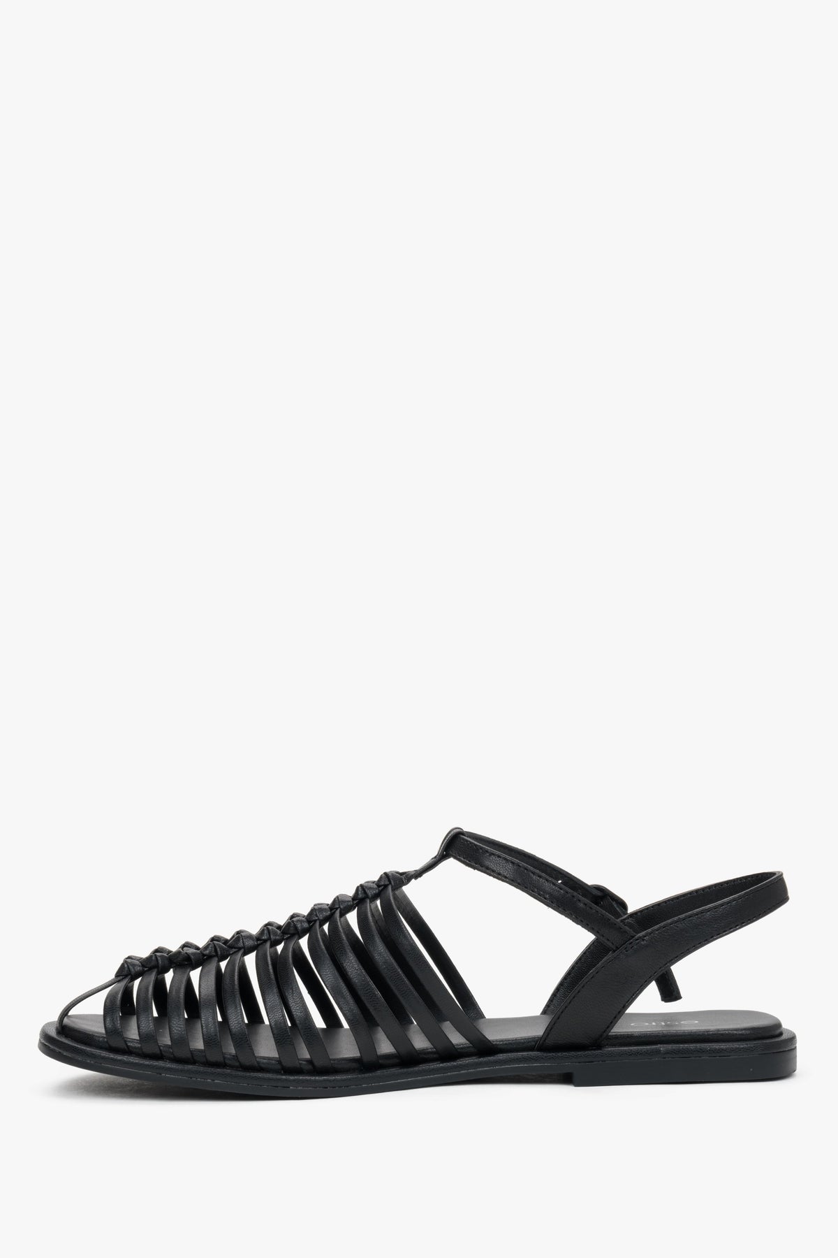 Seitenprofil der schwarzen Riemchensandalen mit verstellbarer Schnalle.