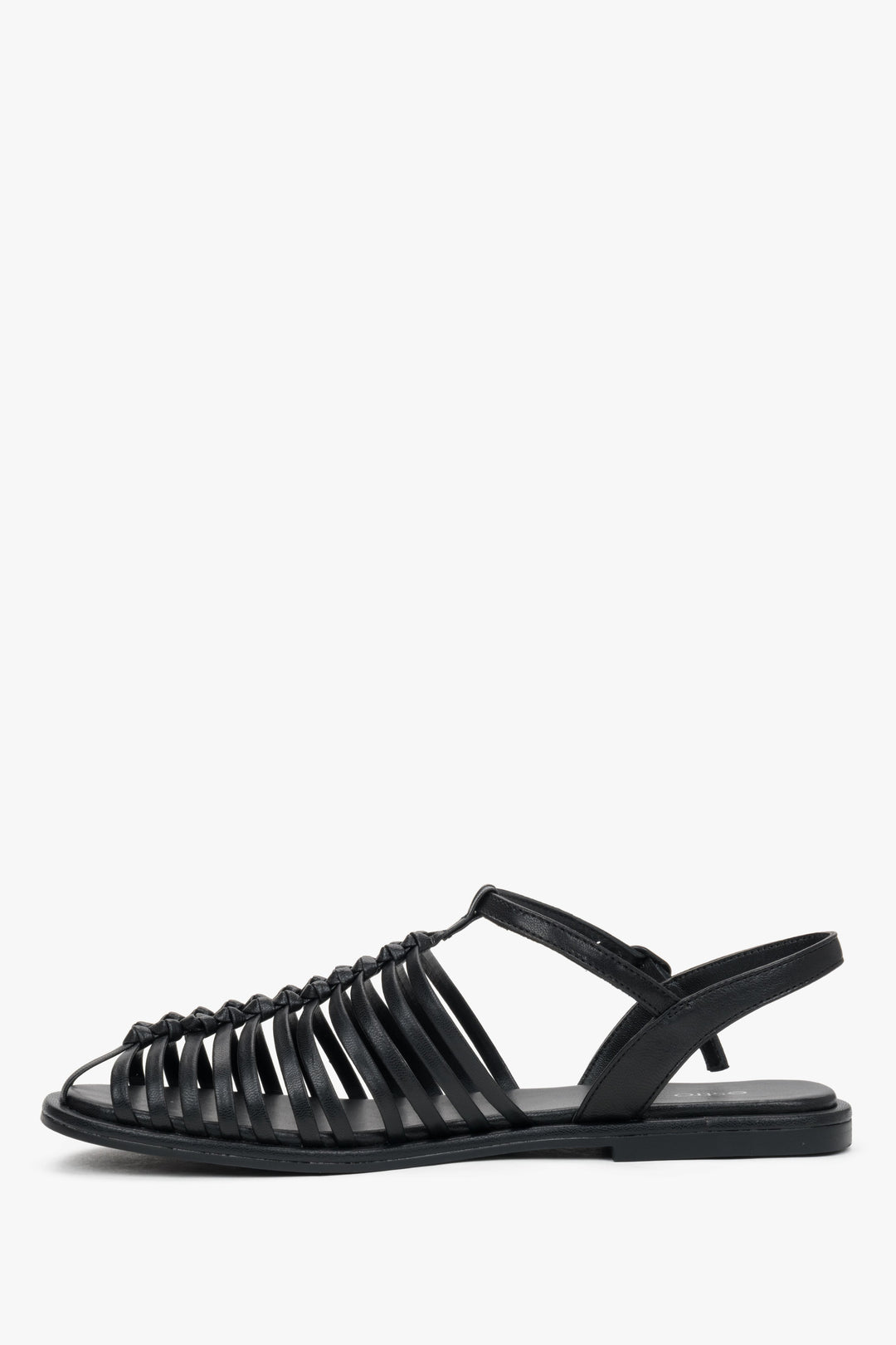 Seitenprofil der schwarzen Riemchensandalen mit verstellbarer Schnalle.