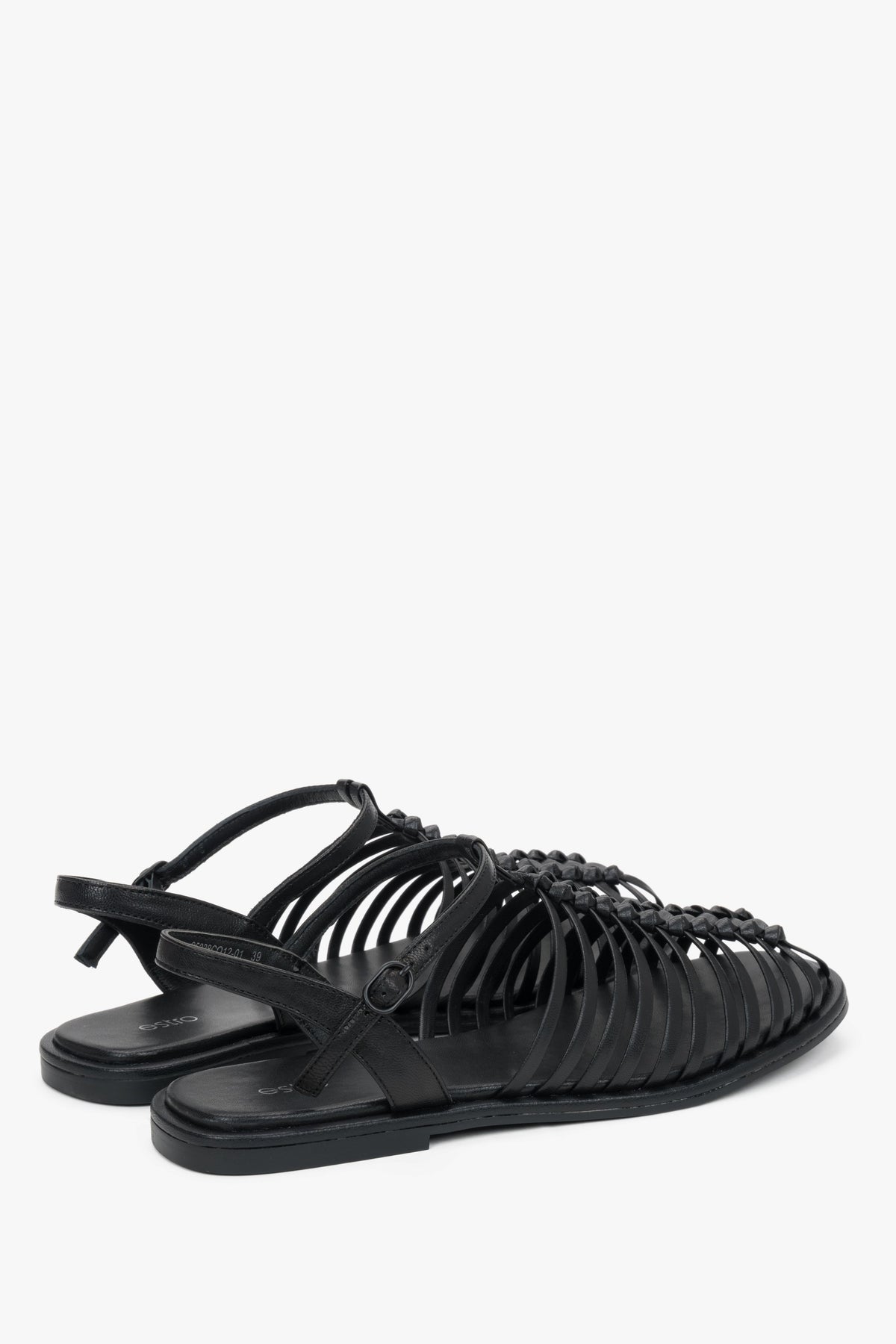 Rückansicht auf das Paar schwarzer Sandalen mit exklusiver Ledersohle.