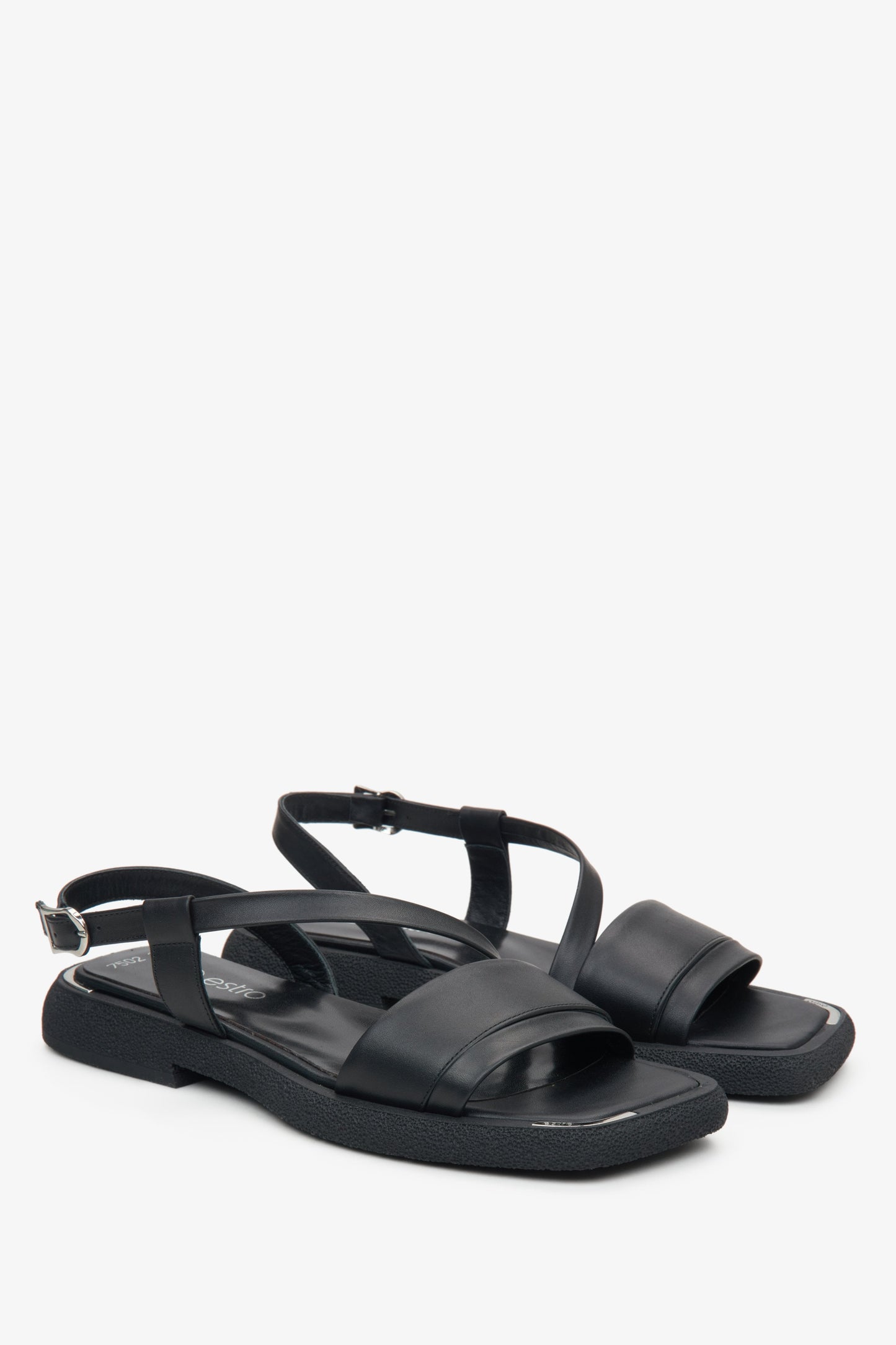 Schwarze flache Damen Sandalen aus Echtleder mit Komfortsohle.