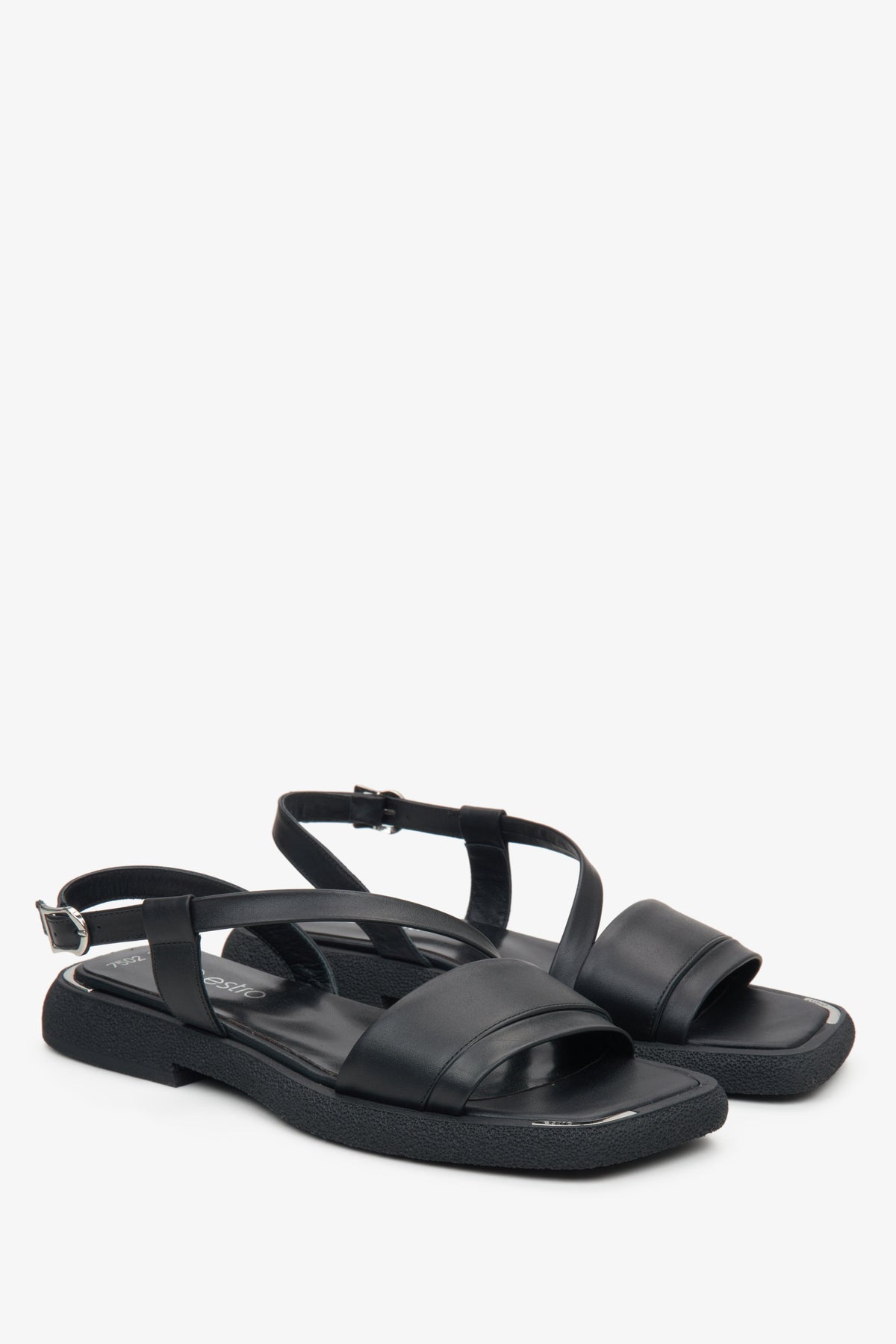 Schwarze flache Damen Sandalen aus Echtleder mit Komfortsohle.