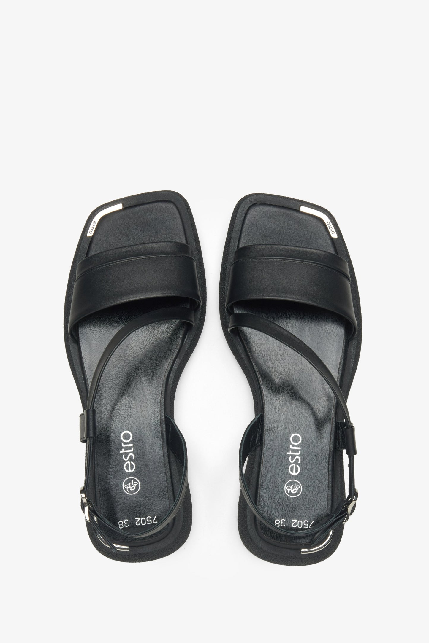 Nahaufnahme der weichen Lederriemen bei den schwarzen Damen-Sandalen. 
