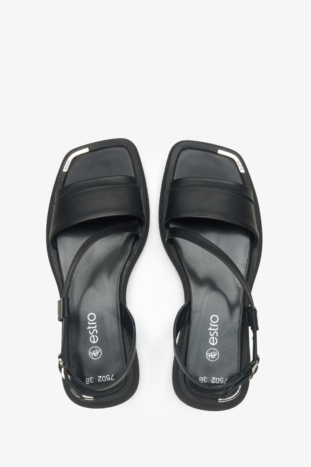 Nahaufnahme der weichen Lederriemen bei den schwarzen Damen-Sandalen. 