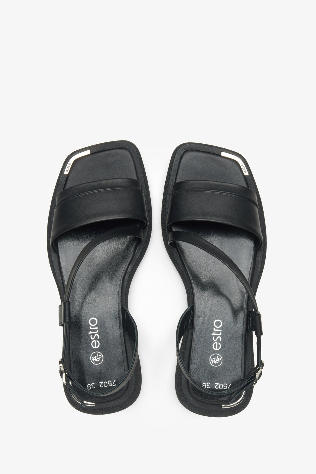 Nahaufnahme der weichen Lederriemen bei den schwarzen Damen-Sandalen. 